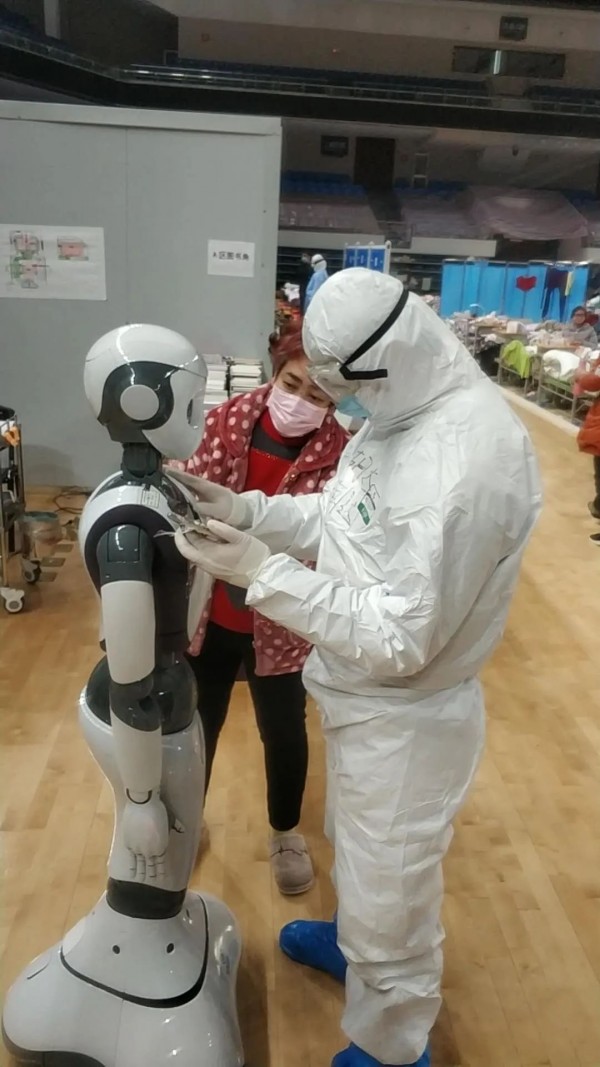 科幻片里的机器人走进现实 消毒服务的新纪元